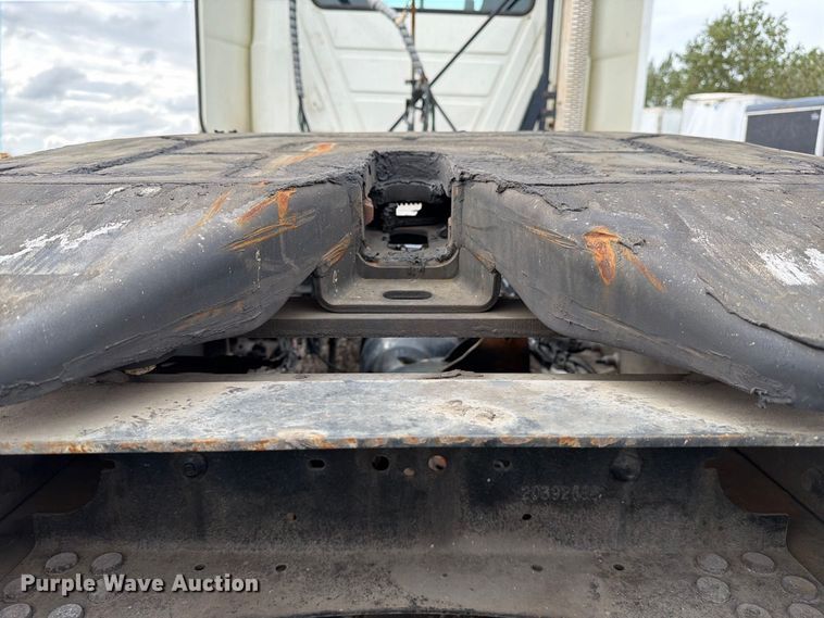 image for item YA5047 2015 Mack CXU semi truck