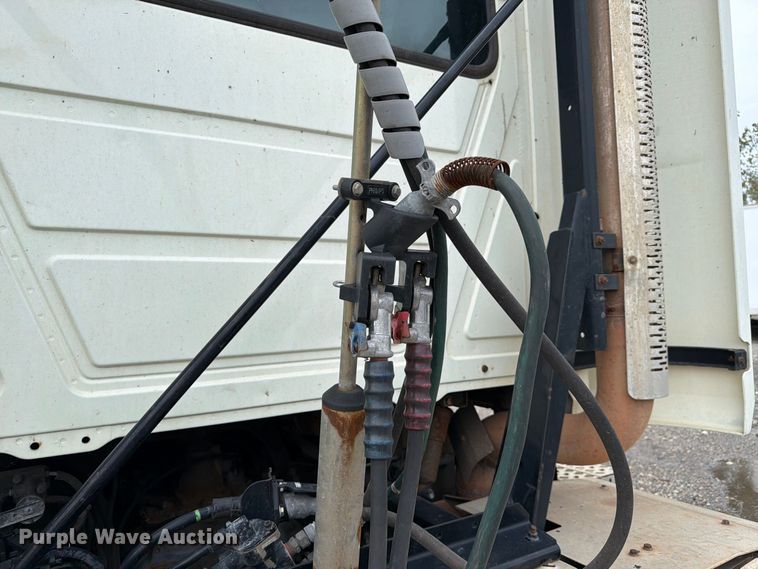 image for item YA5047 2015 Mack CXU semi truck