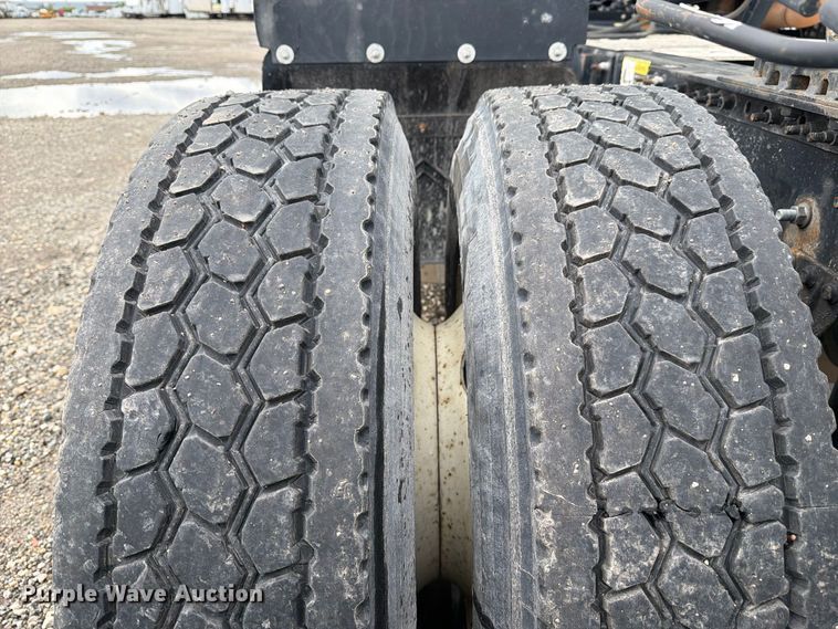 image for item YA5047 2015 Mack CXU semi truck