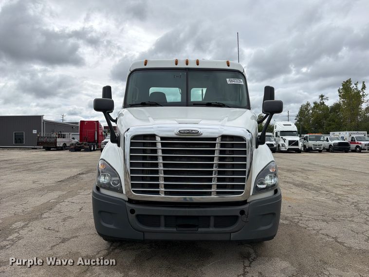 image for item YA5050 2019 Freightliner Cascadia semi truck