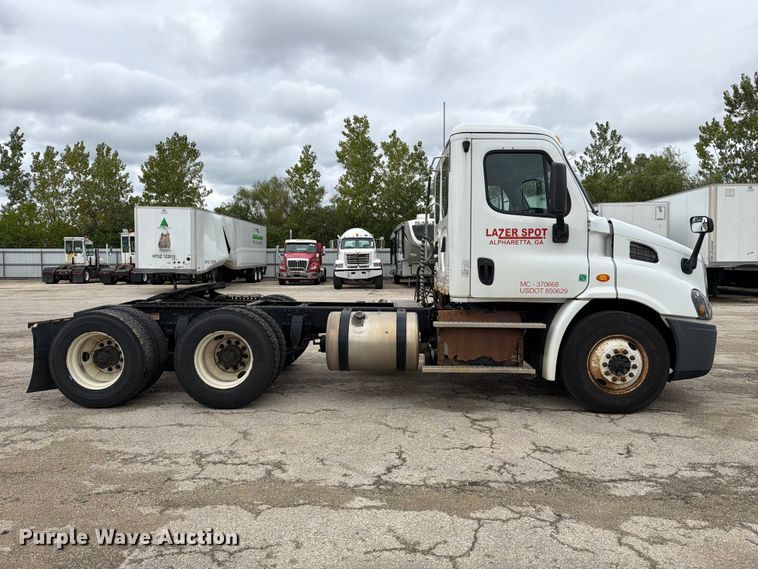 image for item YA5050 2019 Freightliner Cascadia semi truck
