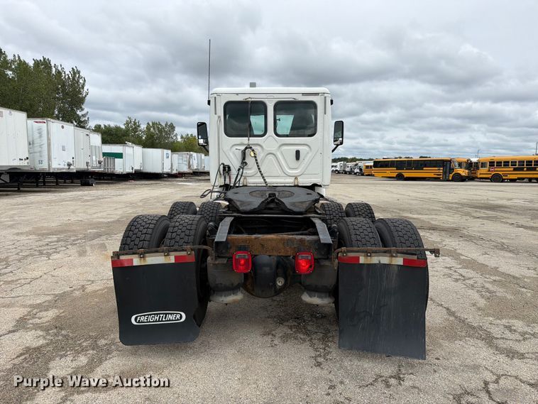 image for item YA5050 2019 Freightliner Cascadia semi truck