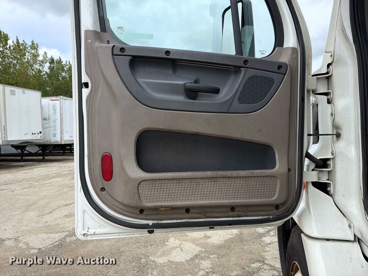 image for item YA5050 2019 Freightliner Cascadia semi truck