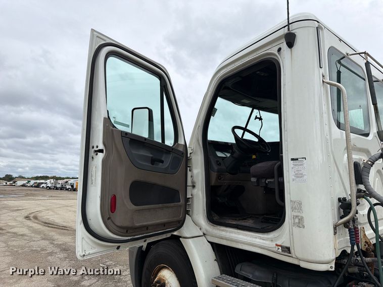 image for item YA5050 2019 Freightliner Cascadia semi truck
