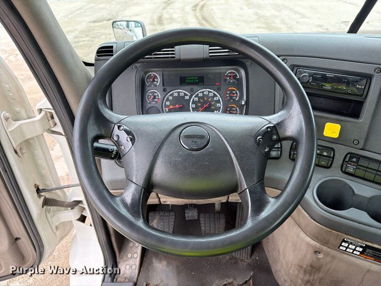 image for item YA5050 2019 Freightliner Cascadia semi truck