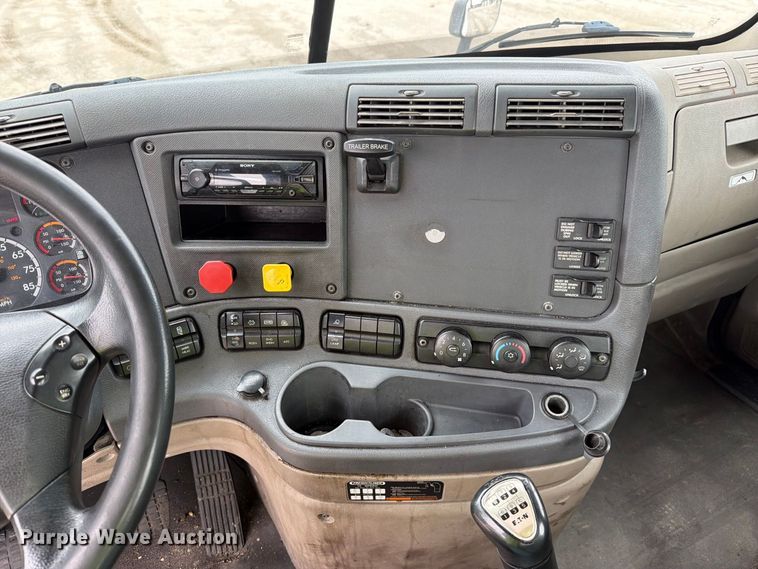 image for item YA5050 2019 Freightliner Cascadia semi truck