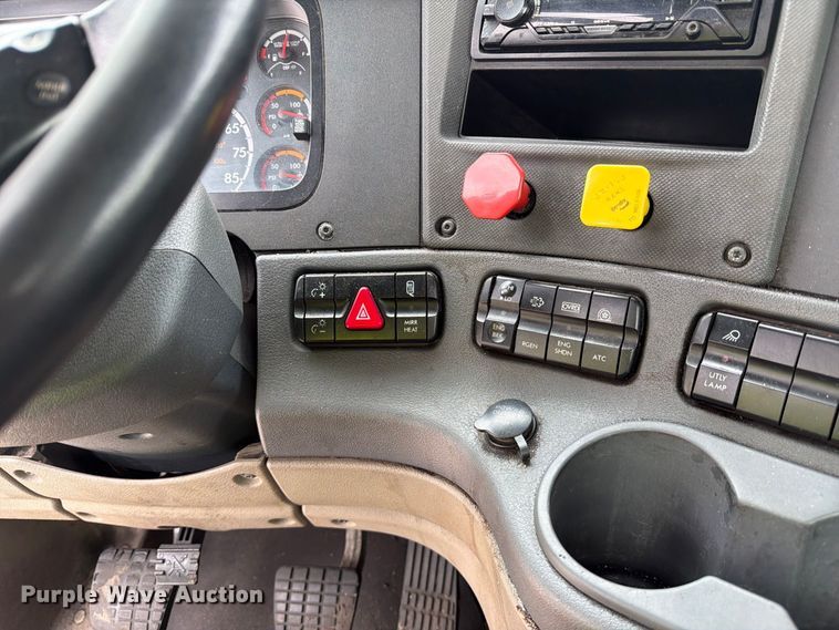 image for item YA5050 2019 Freightliner Cascadia semi truck
