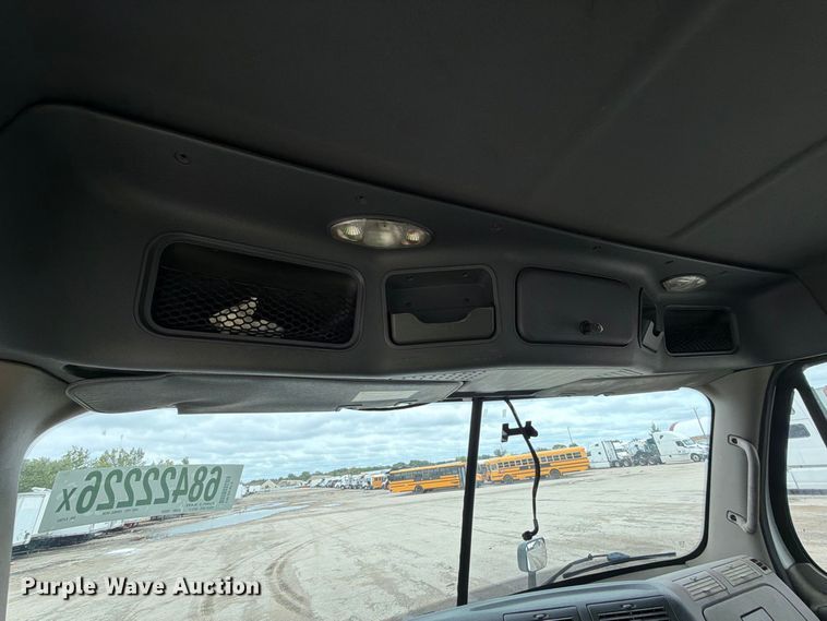 image for item YA5050 2019 Freightliner Cascadia semi truck