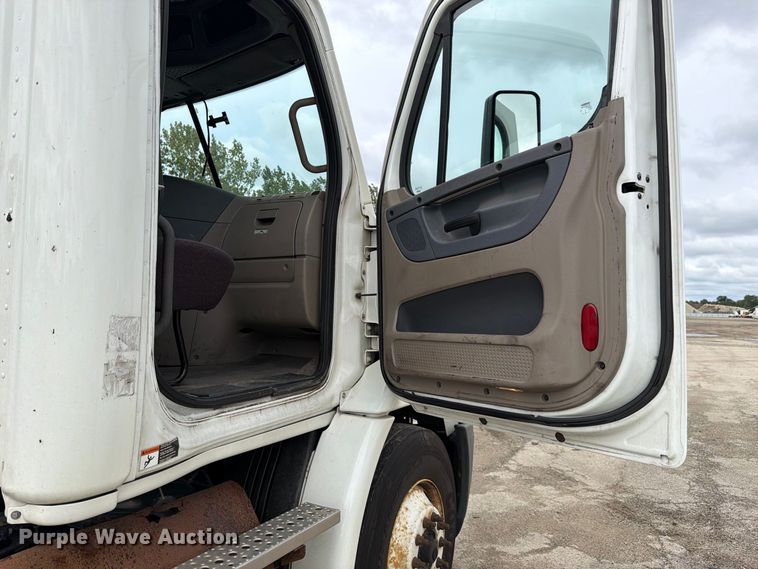 image for item YA5050 2019 Freightliner Cascadia semi truck