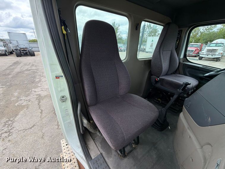 image for item YA5050 2019 Freightliner Cascadia semi truck