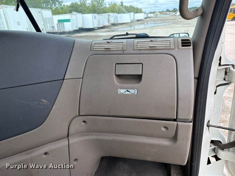 image for item YA5050 2019 Freightliner Cascadia semi truck