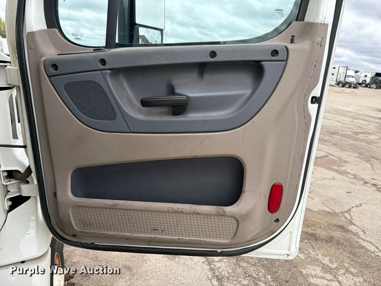image for item YA5050 2019 Freightliner Cascadia semi truck