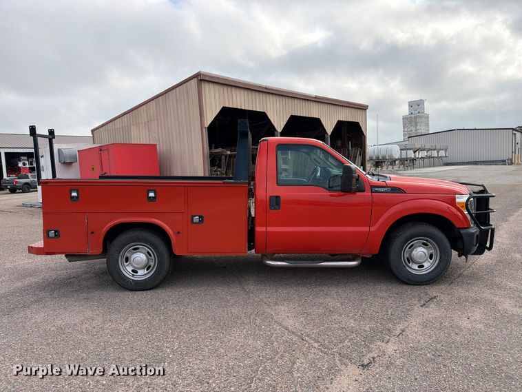 image for item DY3311 2016 Ford F250 Super Duty utility bed pickup truck