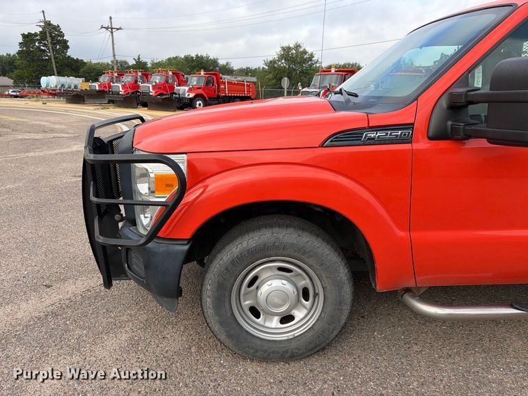 image for item DY3311 2016 Ford F250 Super Duty utility bed pickup truck