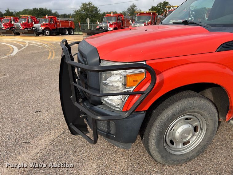 image for item DY3311 2016 Ford F250 Super Duty utility bed pickup truck