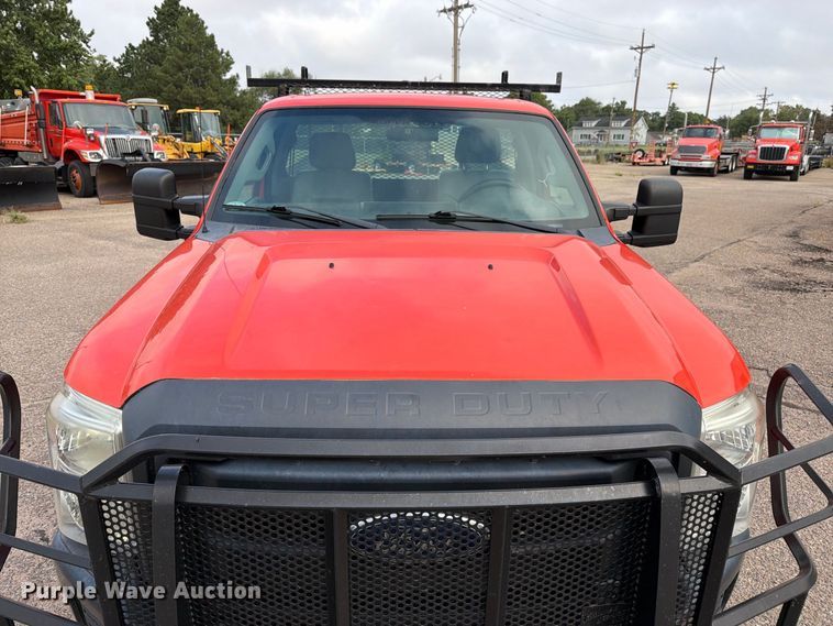 image for item DY3311 2016 Ford F250 Super Duty utility bed pickup truck