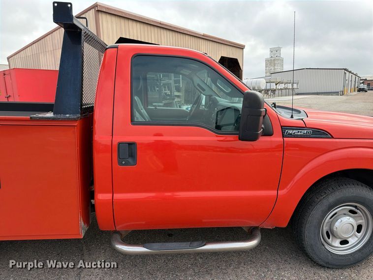 image for item DY3311 2016 Ford F250 Super Duty utility bed pickup truck
