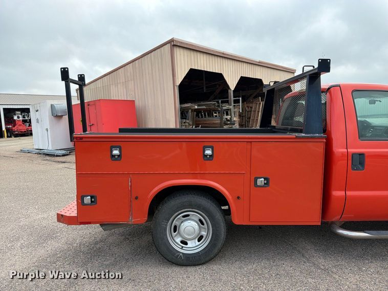 image for item DY3311 2016 Ford F250 Super Duty utility bed pickup truck