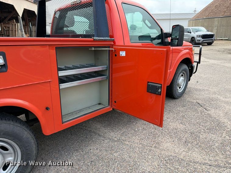 image for item DY3311 2016 Ford F250 Super Duty utility bed pickup truck