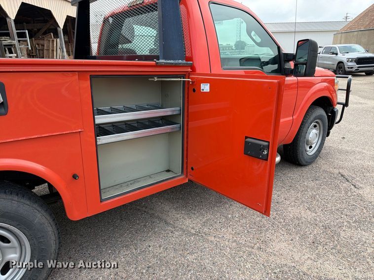 image for item DY3311 2016 Ford F250 Super Duty utility bed pickup truck