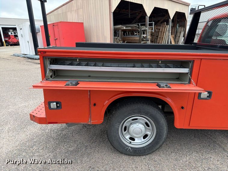 image for item DY3311 2016 Ford F250 Super Duty utility bed pickup truck