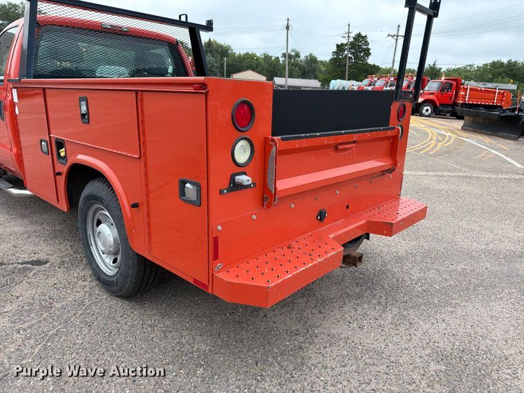 image for item DY3311 2016 Ford F250 Super Duty utility bed pickup truck