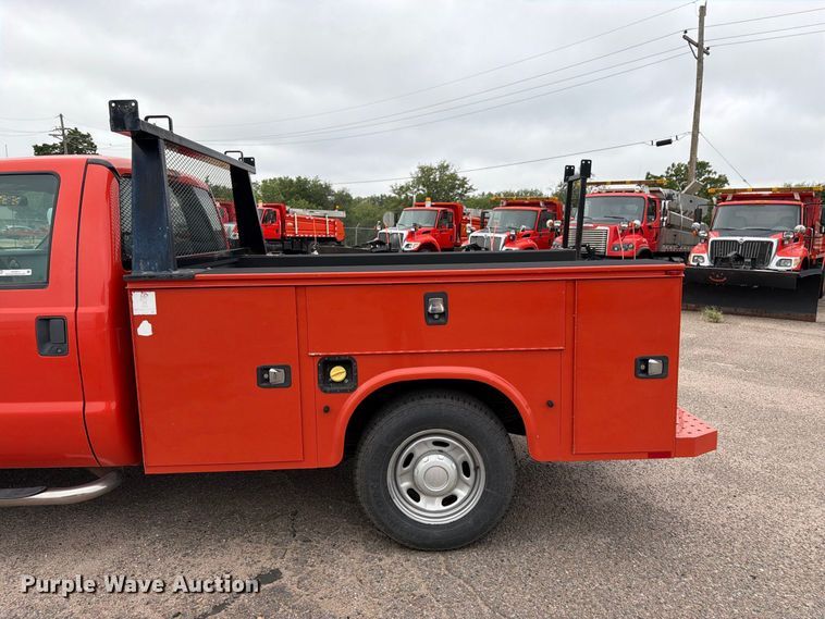 image for item DY3311 2016 Ford F250 Super Duty utility bed pickup truck