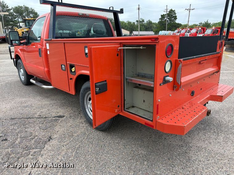 image for item DY3311 2016 Ford F250 Super Duty utility bed pickup truck