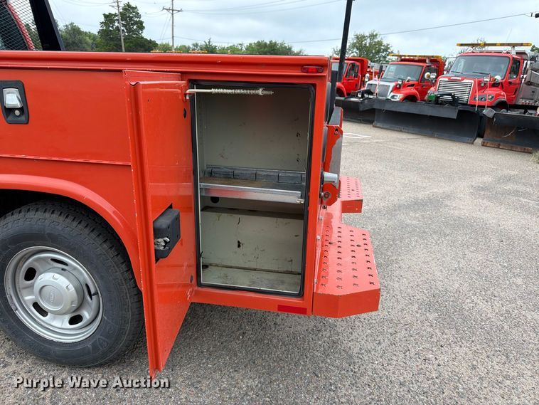 image for item DY3311 2016 Ford F250 Super Duty utility bed pickup truck