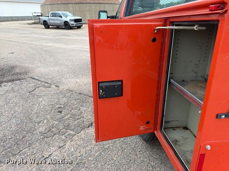 image for item DY3311 2016 Ford F250 Super Duty utility bed pickup truck