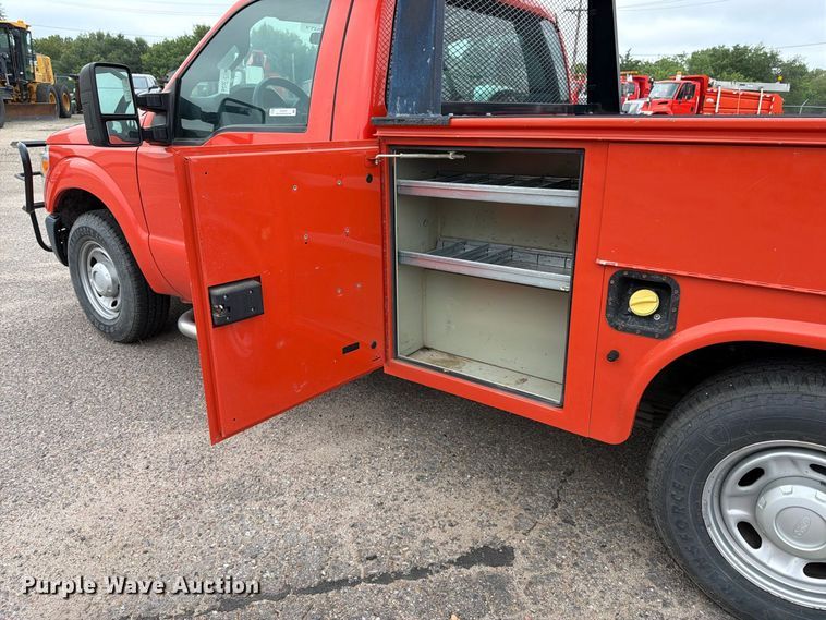 image for item DY3311 2016 Ford F250 Super Duty utility bed pickup truck