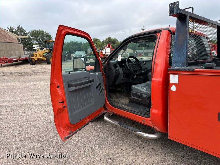 image for item DY3311 2016 Ford F250 Super Duty utility bed pickup truck