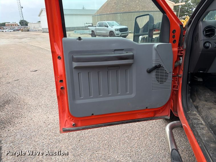 image for item DY3311 2016 Ford F250 Super Duty utility bed pickup truck
