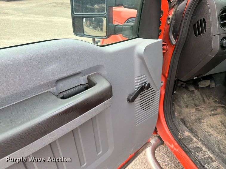 image for item DY3311 2016 Ford F250 Super Duty utility bed pickup truck