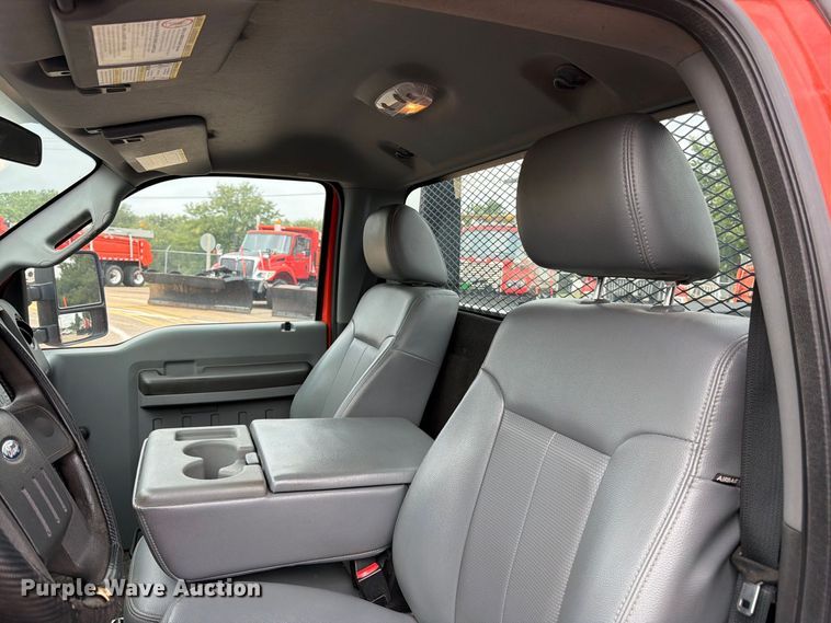 image for item DY3311 2016 Ford F250 Super Duty utility bed pickup truck