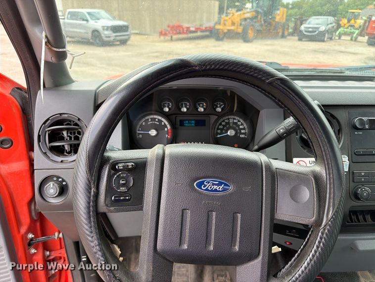 image for item DY3311 2016 Ford F250 Super Duty utility bed pickup truck