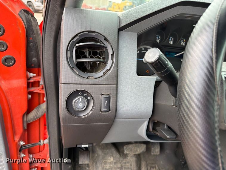 image for item DY3311 2016 Ford F250 Super Duty utility bed pickup truck