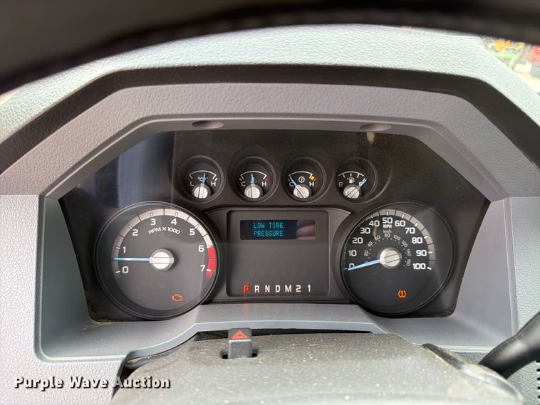 image for item DY3311 2016 Ford F250 Super Duty utility bed pickup truck