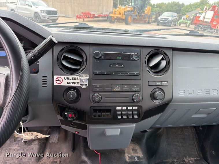 image for item DY3311 2016 Ford F250 Super Duty utility bed pickup truck