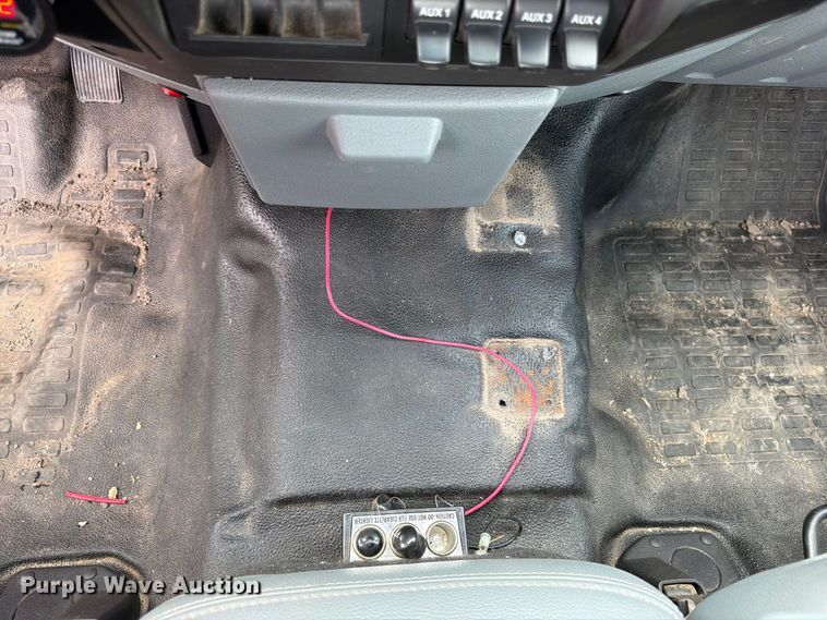 image for item DY3311 2016 Ford F250 Super Duty utility bed pickup truck