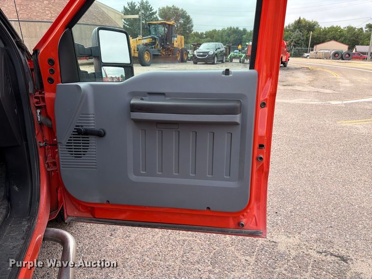 image for item DY3311 2016 Ford F250 Super Duty utility bed pickup truck