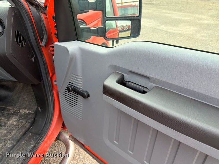 image for item DY3311 2016 Ford F250 Super Duty utility bed pickup truck