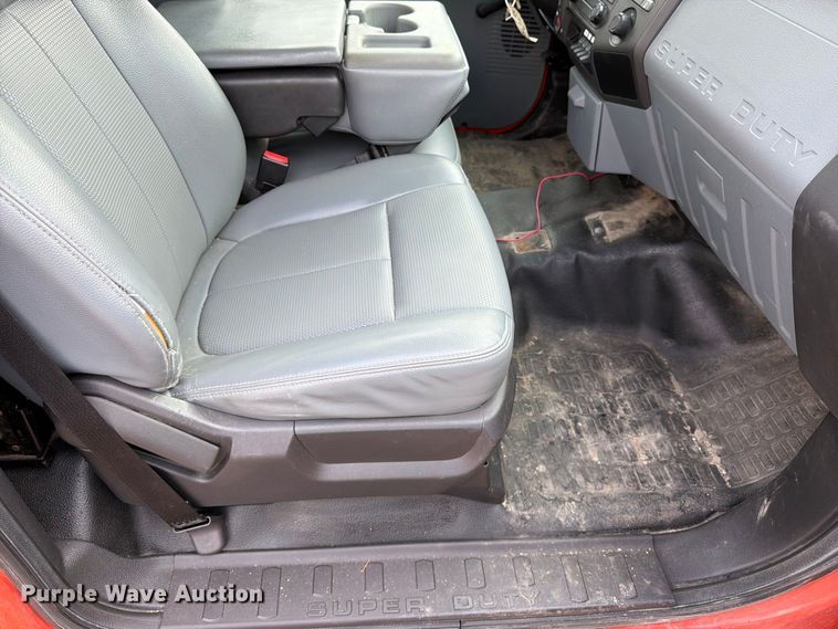image for item DY3311 2016 Ford F250 Super Duty utility bed pickup truck