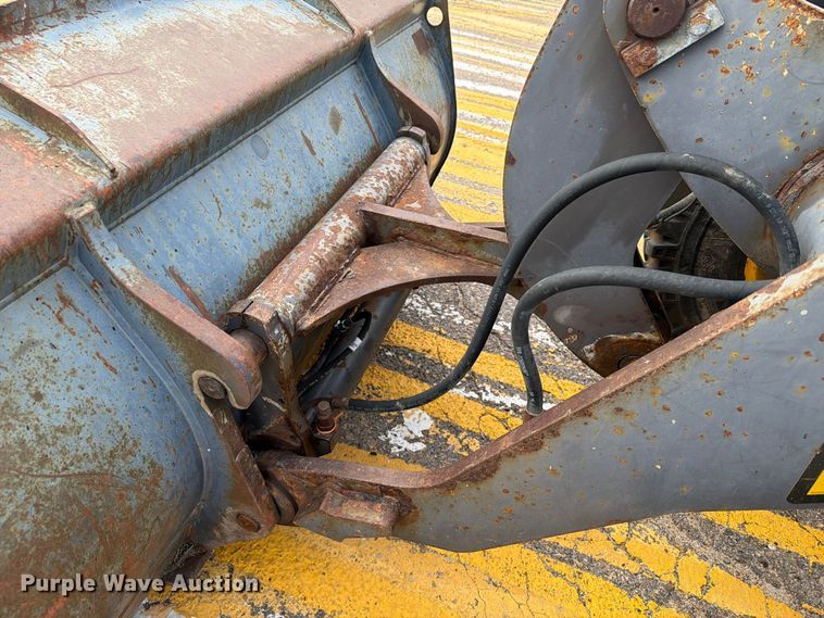 image for item DY3312 2004 Volvo L30B 