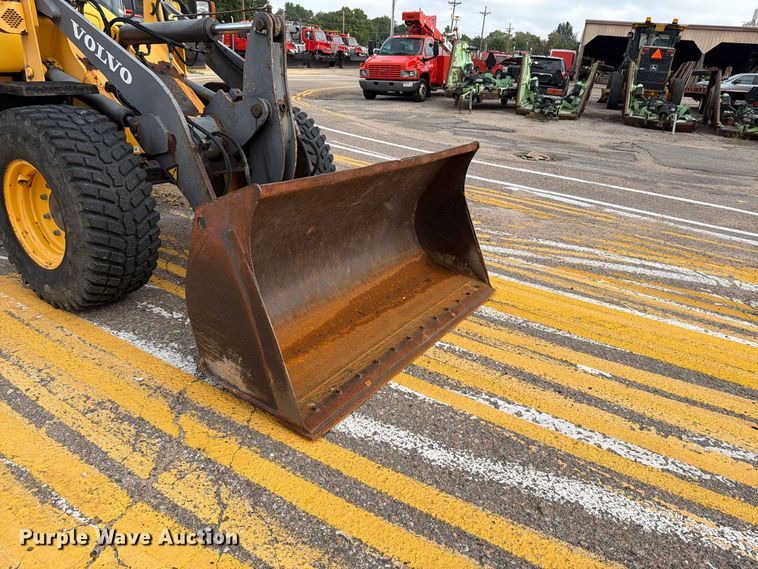 image for item DY3312 2004 Volvo L30B 