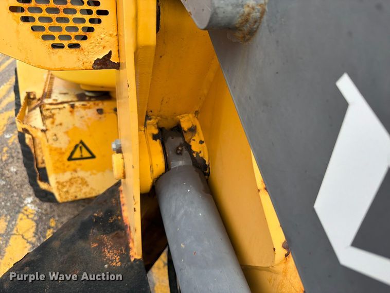 image for item DY3312 2004 Volvo L30B 