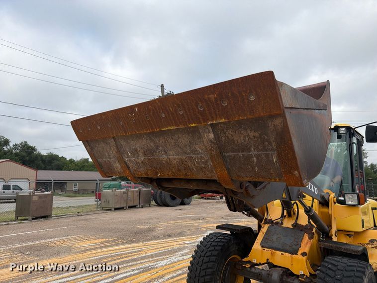 image for item DY3312 2004 Volvo L30B 