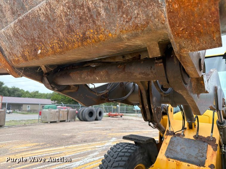 image for item DY3312 2004 Volvo L30B 