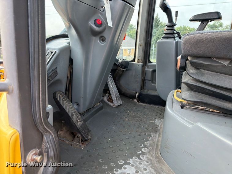 image for item DY3312 2004 Volvo L30B 