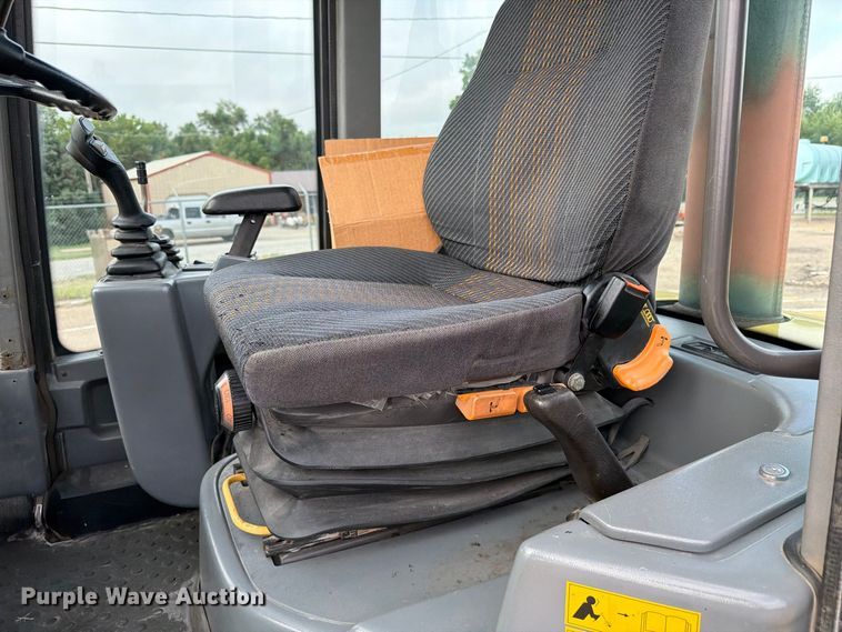image for item DY3312 2004 Volvo L30B 